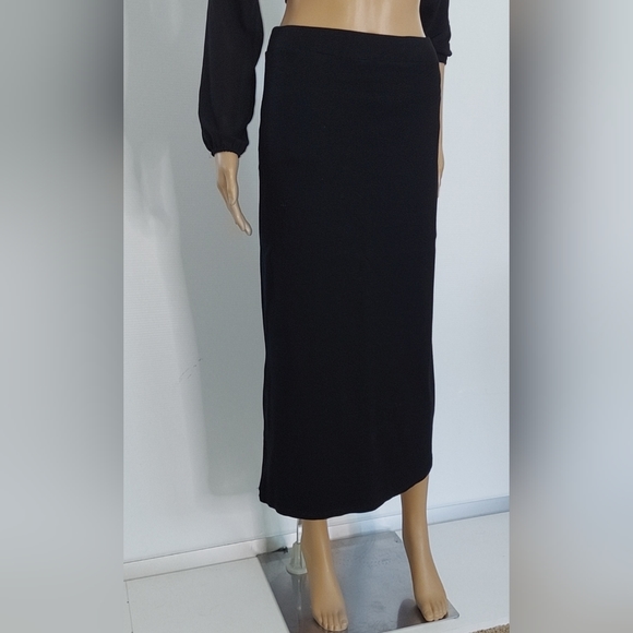 Elegant Black Long Skirt with Side Opening - Picture 11 of 13